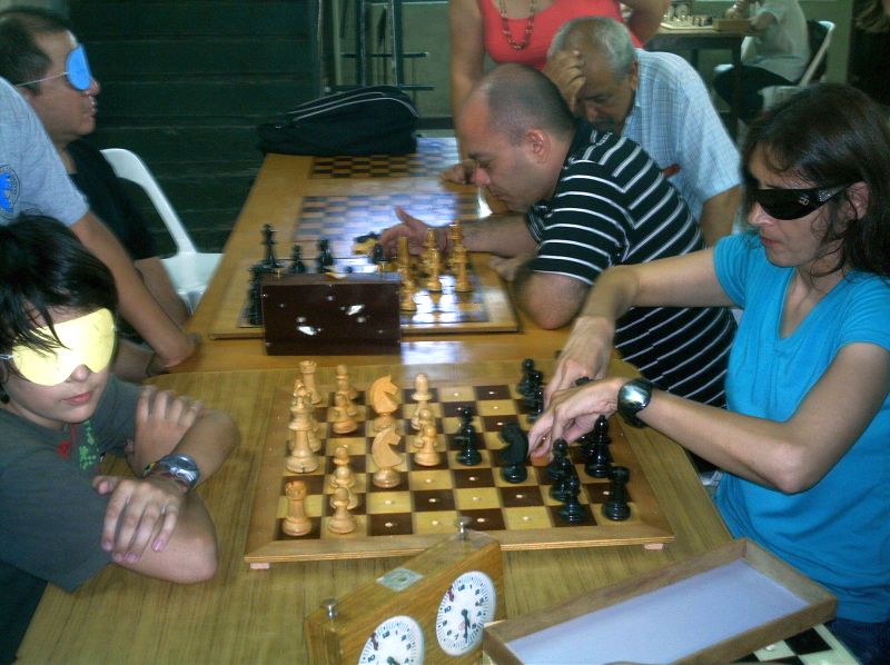 Los chicos jugaron contra ajedrecistas ciegos