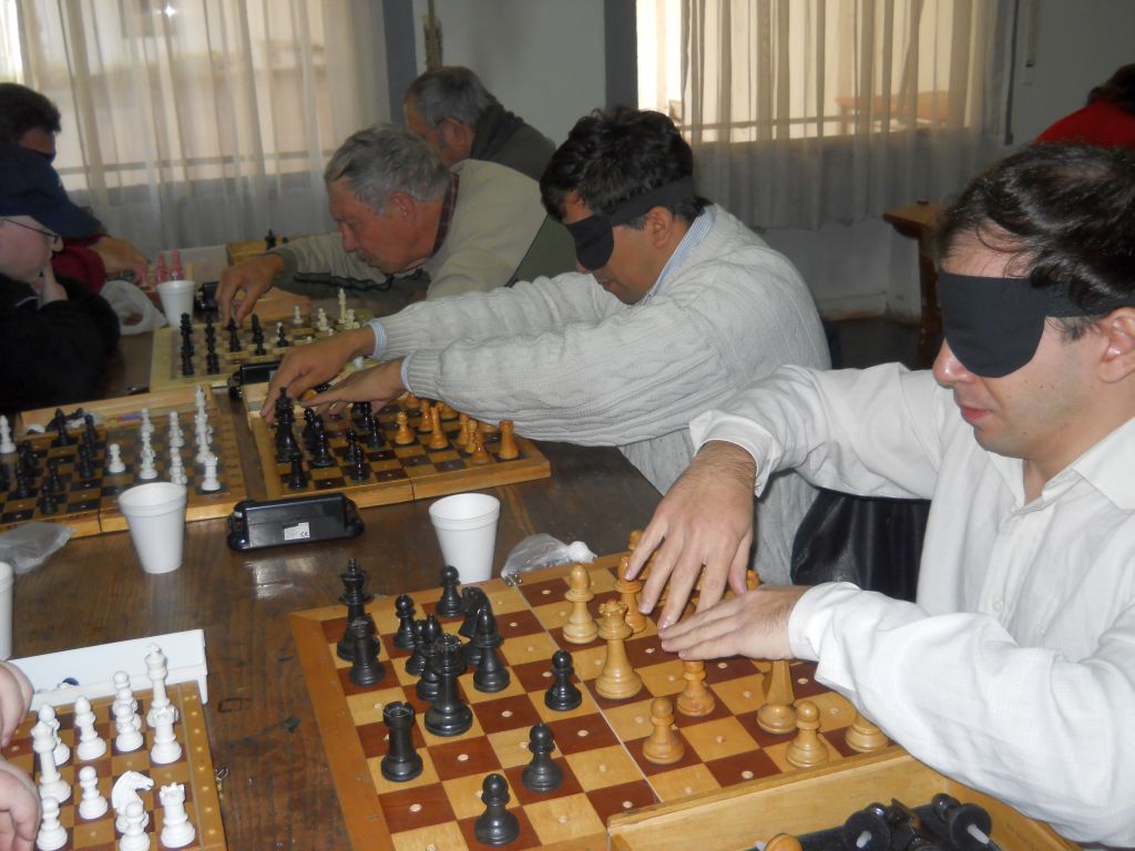 Víctor y José Luis, jugando con los ojos vendados