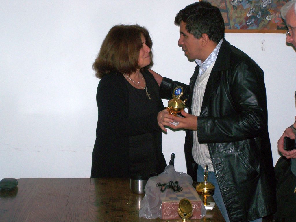 Víctor recibe su recuerdo demanos de Fabiana, esposa de José Luis Torretta